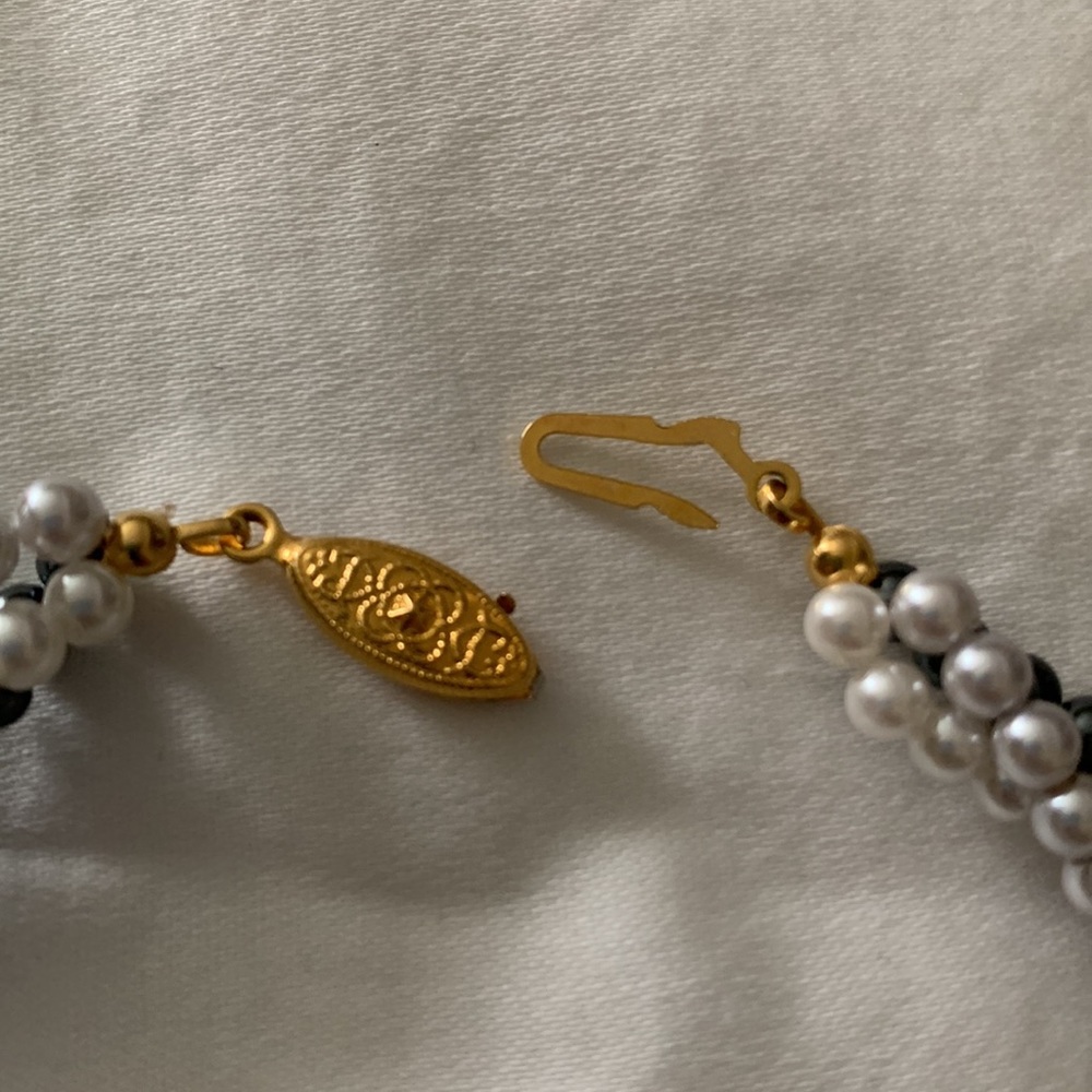 Pearl necklace and 3 pair of Pearl earrings - Picture 3 of 3